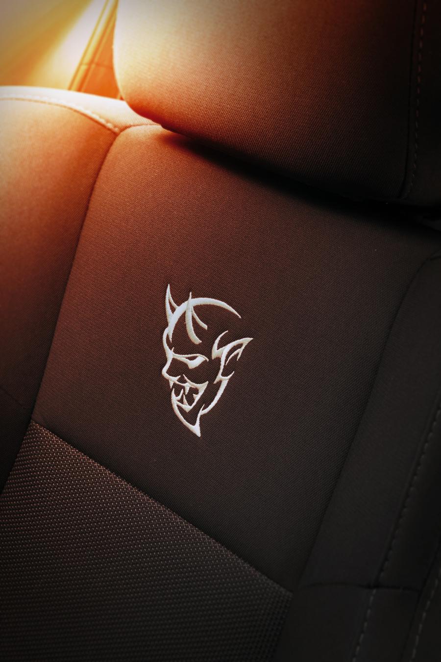 Детали интерьера Dodge Challenger SRT Demon 2017 года  (фото 70 из 181)